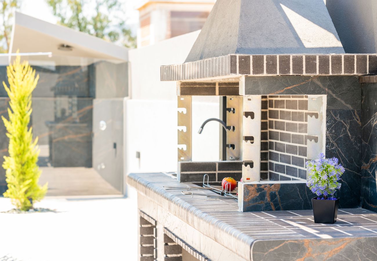 Villa in Ampelokipoi - Hollywood 3 Bedroom Villa with private pool