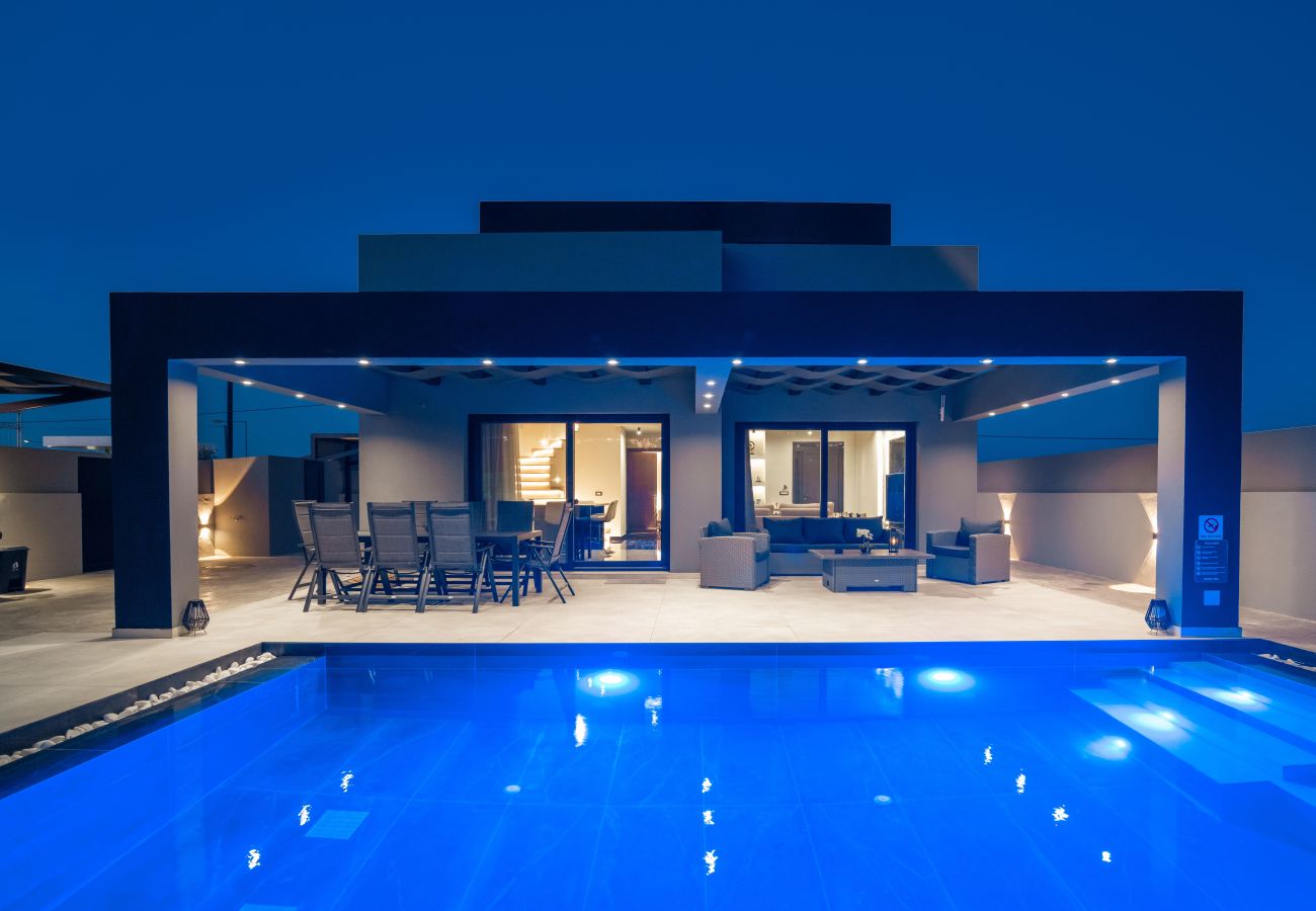 Villa in Ampelokipoi - Hollywood 3 Bedroom Villa with private pool