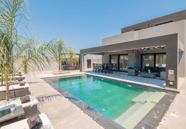 Villa in Ampelokipoi - Hollywood 3 Bedroom Villa with private pool