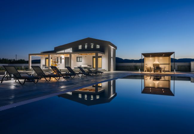 Villa in Ampelokipoi - Samantha 3 Bedroom Villa with private pool